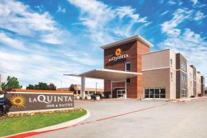 加兰La Quinta by Wyndham Dallas Northeast-Arboretum的aahuilla旅馆和套房的正面景色