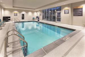 特雷霍特特拉霍特拉昆塔套房酒店的医院里的一个大型游泳池