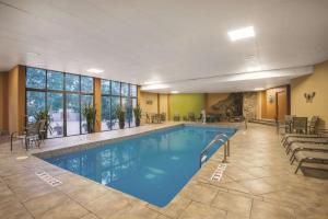 西尔弗索恩银索恩粟米科拉金塔套房酒店的在酒店房间的一个大型游泳池