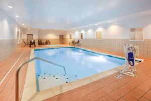 弗洛伦斯拉奎旅馆辛辛那提机场佛罗伦萨的大楼内的大型游泳池