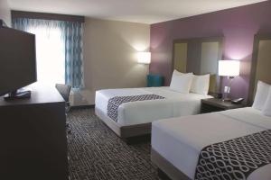 卡纳布La Quinta by Wyndham Kanab的酒店客房设有两张床和一台平面电视。