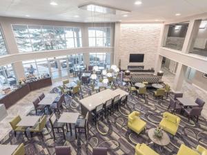 格林伍德村丹佛科技中心拉金塔旅馆及套房的配有桌椅和电视的自助餐厅