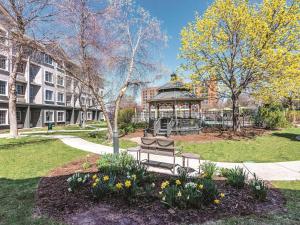格林伍德村丹佛科技中心拉金塔旅馆及套房的一个带长凳和凉亭的公园