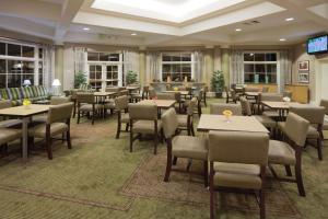盐湖城盐湖城机场奎因塔套房酒店的一间在房间内配有桌椅的餐厅