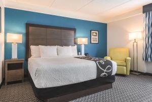 奥兰多玛丽湖拉昆塔套房酒店客房内的一张或多张床位