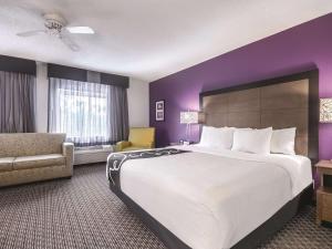 温莎洛克斯La Quinta by Wyndham Hartford Bradley Airport的酒店客房设有一张大床和一张沙发。