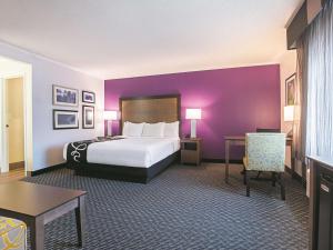 亚特兰大市中心 - 巴克黑德拉金塔旅馆及套房客房内的一张或多张床位