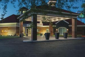 凤凰城凤凰城钱德勒拉金塔旅馆及套房的前面有盆栽植物的建筑