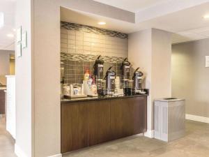 克利夫兰克利夫兰机场北拉金塔旅馆及套房的厨房配有带咖啡壶的柜台