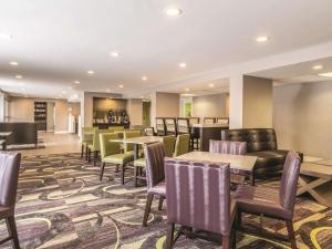 克利夫兰克利夫兰机场北拉金塔旅馆及套房的大堂设有桌椅和酒吧。