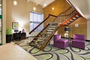 奥什科什奥什科什拉金塔旅馆的大堂设有螺旋楼梯和紫色椅子