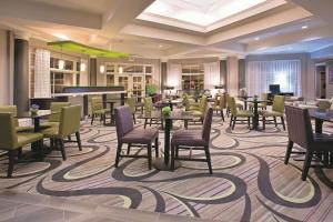 梅萨梅萨迷信泉拉金塔旅馆及套房酒店的一间带桌椅和钢琴的餐厅