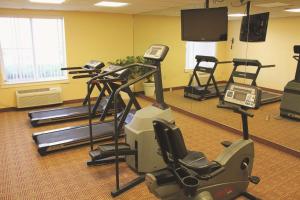 黎明城La Quinta Inn & Suites by Wyndham Sawgrass的一间健身房,里面设有数个健身器材