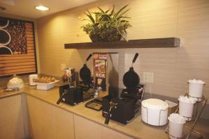 萨默维尔波士顿萨默维尔菈库塔套房旅馆的厨房配有带咖啡机的柜台