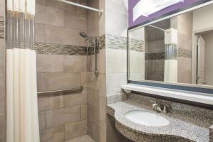 沃尔顿堡滩沃尔顿堡滩拉金塔旅馆及套房酒店的一间带水槽和镜子的浴室