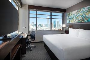 旧金山Hyatt Place San Francisco/Downtown的配有一张床、一张书桌和一扇窗户的酒店客房