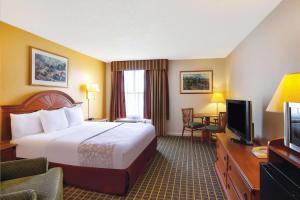 奥兰多奥兰多环球影城附近拉金塔酒店的酒店客房,配有床和电视