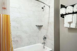 利弗莫尔利弗莫尔拉昆塔旅馆的带浴缸和盥洗盆的淋浴浴室
