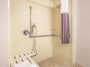 弗雷斯诺弗雷斯诺西北拉金塔旅馆及套房酒店的一间带卫生间和淋浴的浴室