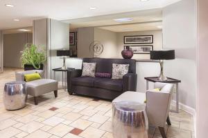 迈阿密迈阿密机场东拉昆塔套房酒店的大厅在房间内配有沙发和椅子