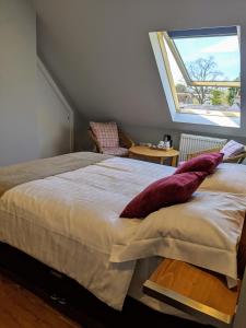 爱丁堡Falcon Crest Guest House的一间卧室设有一张大床和一个窗户。