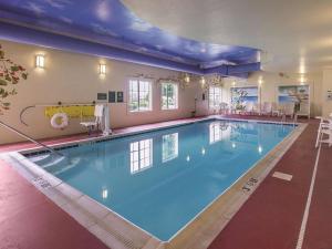 博林格林鲍林格林拉奎塔酒店及套房的在酒店房间的一个大型游泳池
