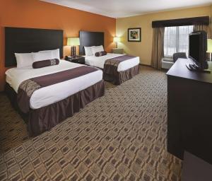 瑟西塞阿希拉昆塔套房酒店的酒店客房设有两张床和电视。