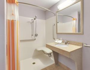 科西卡纳拉金塔旅馆及套房的一间浴室