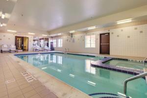 丹佛丹佛盖特韦帕尔克拉奎因塔套房酒店的大楼内的大型室内游泳池