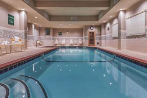 威奇托福尔斯MSU区威奇托拉昆塔套房酒店的在酒店房间的一个大型游泳池