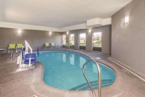 路易斯威尔La Quinta Inn & Suites by Wyndham Louisville East的在酒店房间的一个大型游泳池