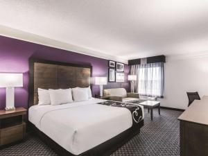 沙伦维尔辛辛那提沙伦维尔拉金塔旅馆及套房的酒店客房设有一张大床和一张沙发。