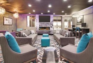 北奥姆斯特德克利夫兰机场西拉金塔酒店的带沙发和平板电视的大型客厅