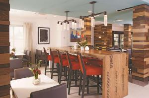 亚特兰大亚特兰大北机场套房汽车旅馆的厨房以及带大型木桌和椅子的用餐室。