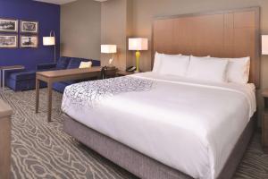 佩吉鲍威尔湖拉金塔旅馆及套房的酒店客房带一张大床和一把椅子