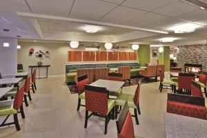 La Quinta Inn & Suites - New River Gorge National Park餐厅或其他用餐的地方