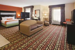 佛罗伦萨佛罗伦萨拉昆塔套房酒店的酒店客房配有床、沙发和电视。