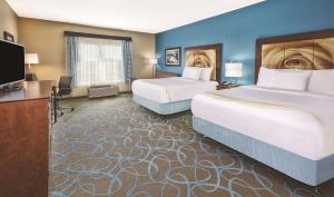 尼亚加拉瀑布尼亚加拉瀑布拉金塔套房酒店的酒店客房设有两张床和一台平面电视。