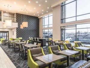 瓦拉瓦拉La Quinta Inn & Suites by Wyndham Walla Walla的餐厅设有桌椅和窗户。