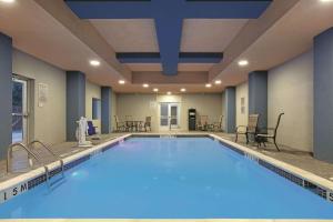 阿马里洛La Quinta by Wyndham Amarillo Airport的在酒店房间的一个大型游泳池