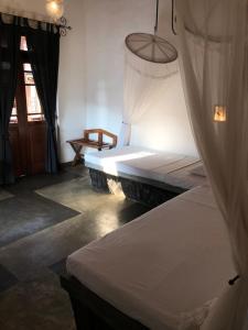 尼甘布阿拉利亚别墅酒店的一间卧室,配有两张床