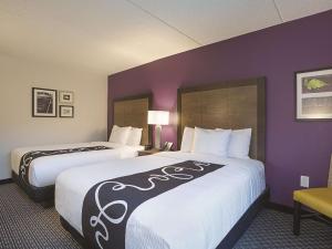 拉昆塔巴尔的摩华盛顿国际机场酒店客房内的一张或多张床位