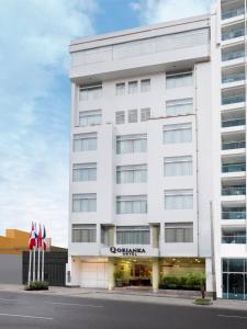 利马库里安卡酒店的一座白色的建筑,与排气酒店