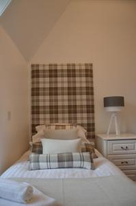 爱丁堡国际宾馆的一间卧室配有一张带拼盘床头板的床