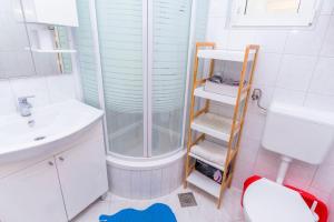 拉扎尼Apartments Ive i Maja的带淋浴、卫生间和盥洗盆的浴室