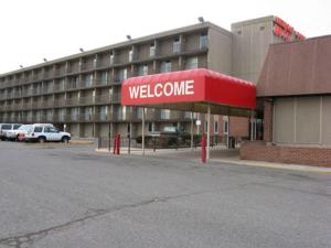 麦岭美国汽车旅馆的停车场内带有红色迎宾标志的建筑