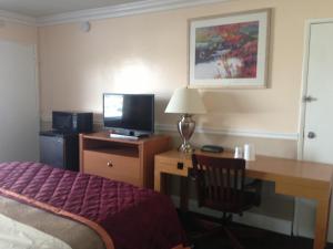 奥克兰奥克兰市中心/梅里特湖美国最佳价值旅馆的酒店客房配有一张床和一张带电脑的书桌
