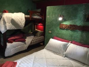曼谷香提旅馆的一间卧室配有两张双层床和一张床