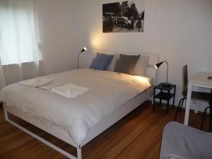 卢森堡rooms lux city的一间卧室配有一张床,上面有两条毛巾