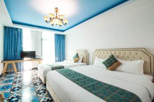塞贝维希拉尔酒店的酒店客房设有两张床和吊灯。